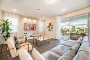 Chic Gateway - 5 Bedroom with Pool and Spa
